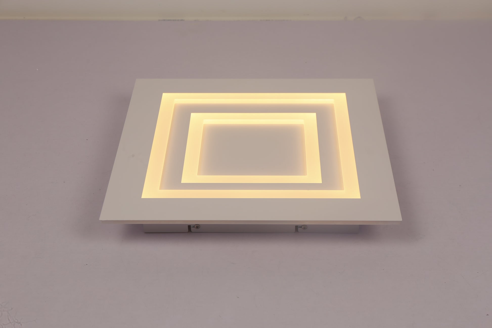 Lustra LED patrata cu lumina calda difuza, corp alb mat, montaj aplicat pe tavan, unghi frontal