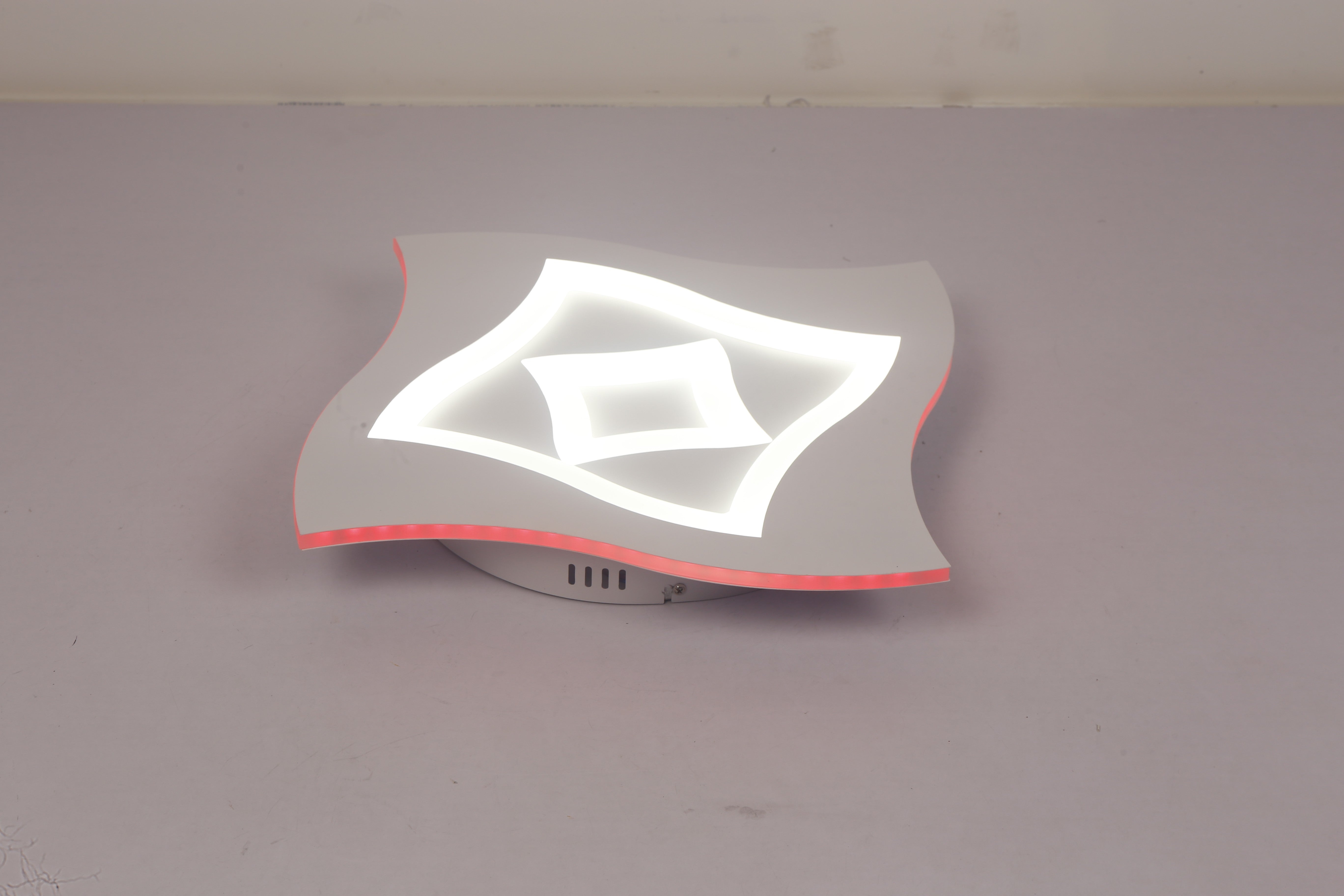 Plafoniera LED aprinsa cu lumina alba rece si contur RGB rosu, vedere laterala pe fond neutru
