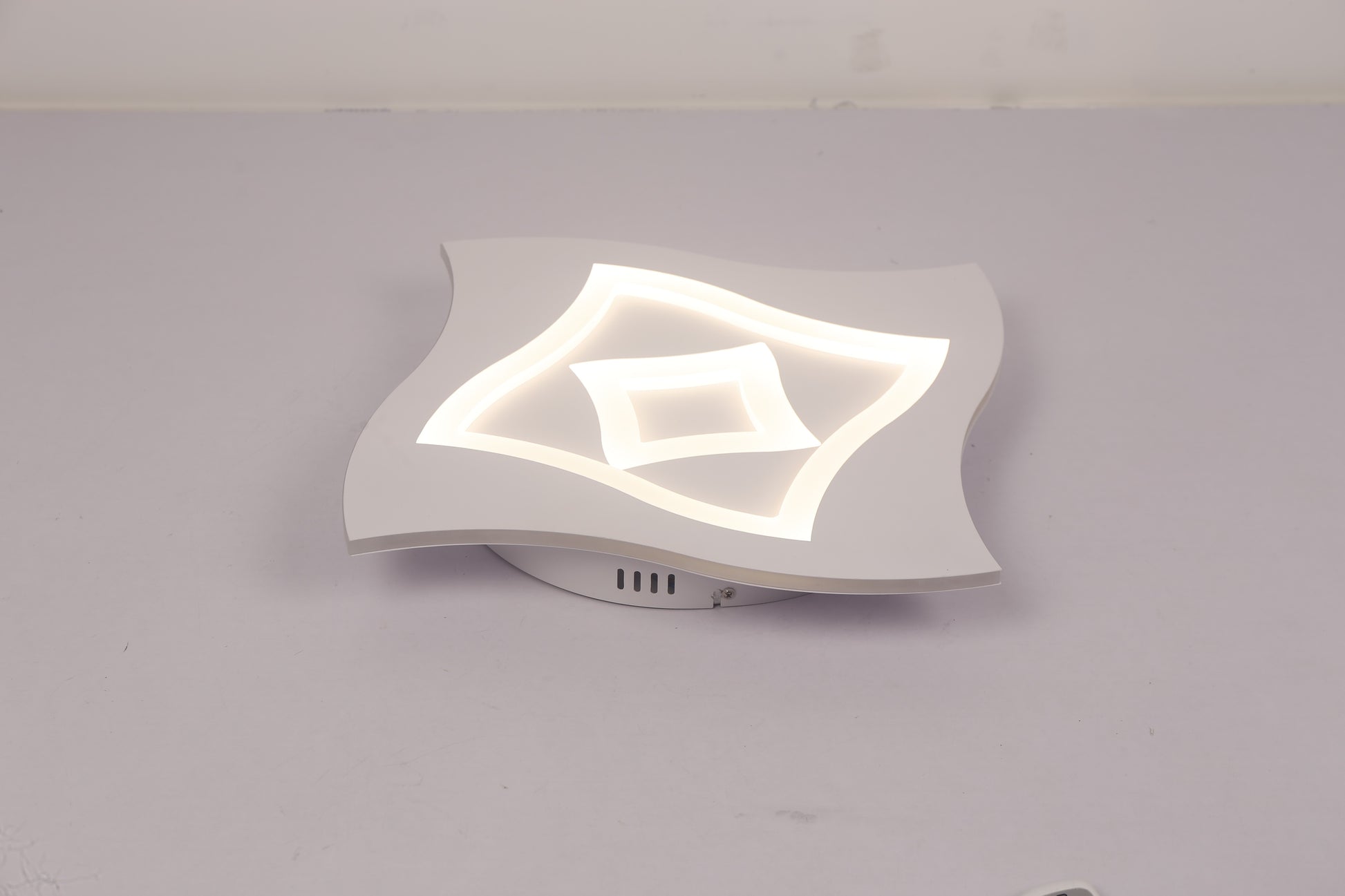 Plafoniera LED cu lumina alba si intensitate reglabila, corp ondulat din metal si acril, vedere laterala