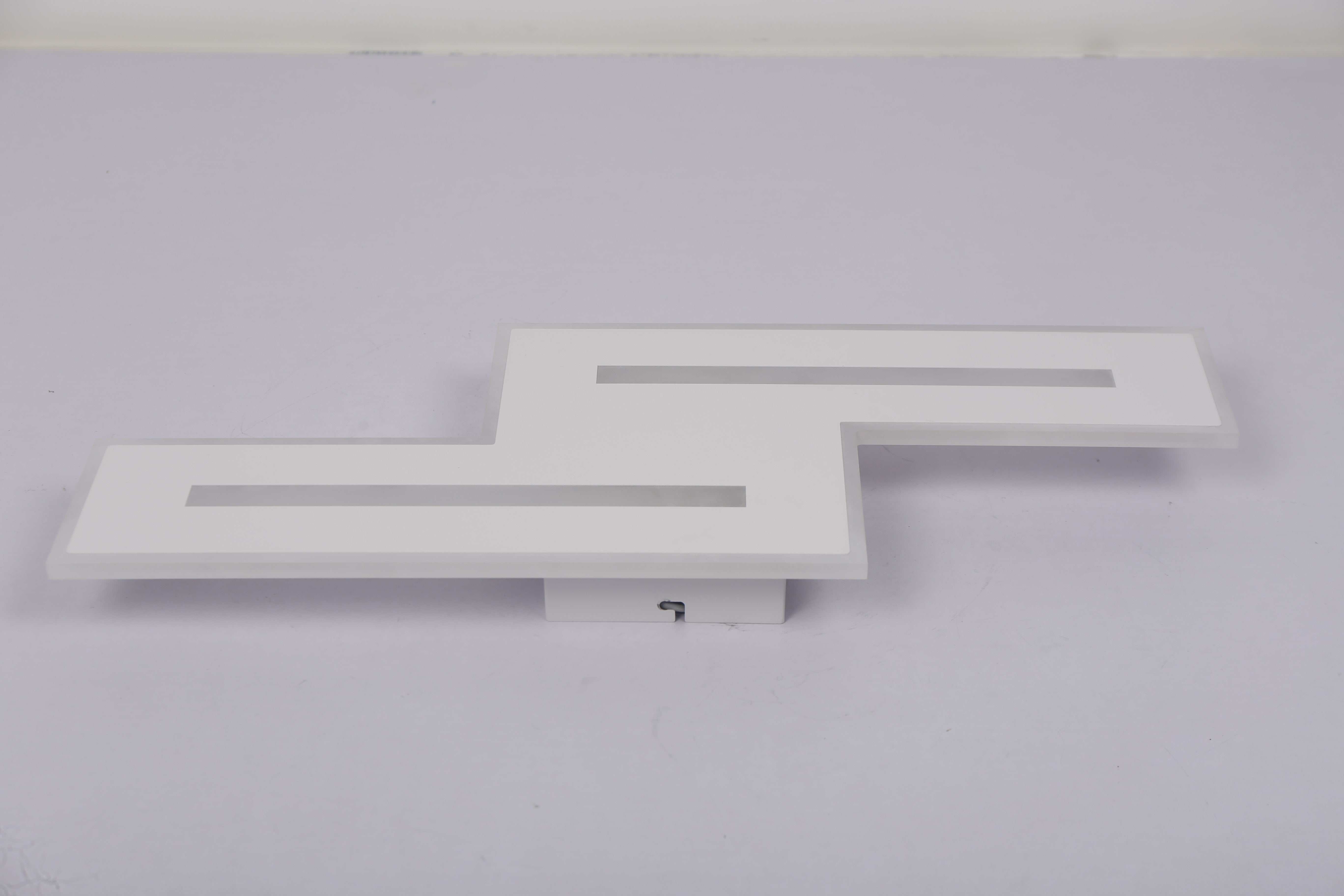 Plafoniera LED geometrica alba, vedere frontala, corp metalic si acrilic, fara alimentare