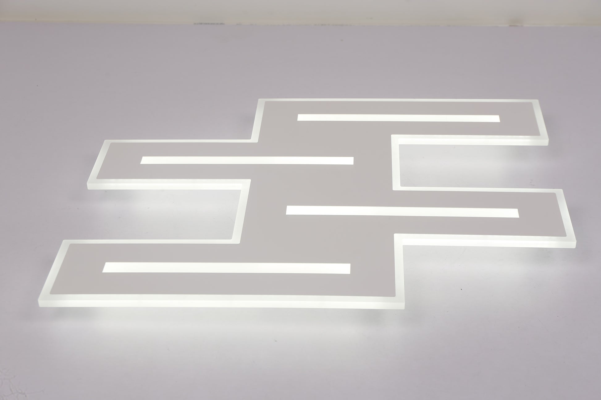Plafoniera LED geometrica aprinsa cu lumina rece 6500K, contur luminos continuu, vedere frontala