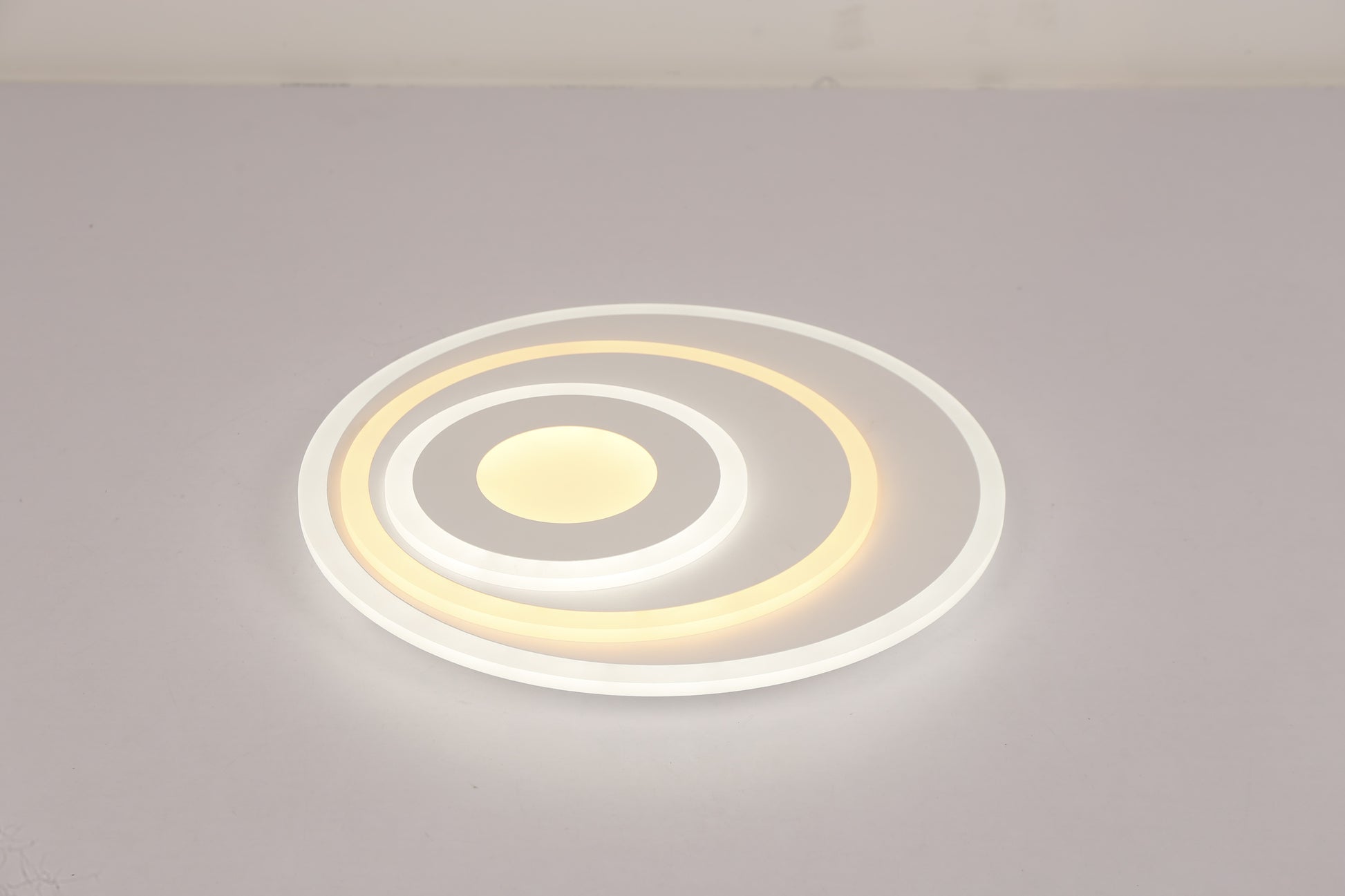 Plafoniera LED rotunda cu lumina calda 3000K, inele concentrice aprinse partial, montaj tavan