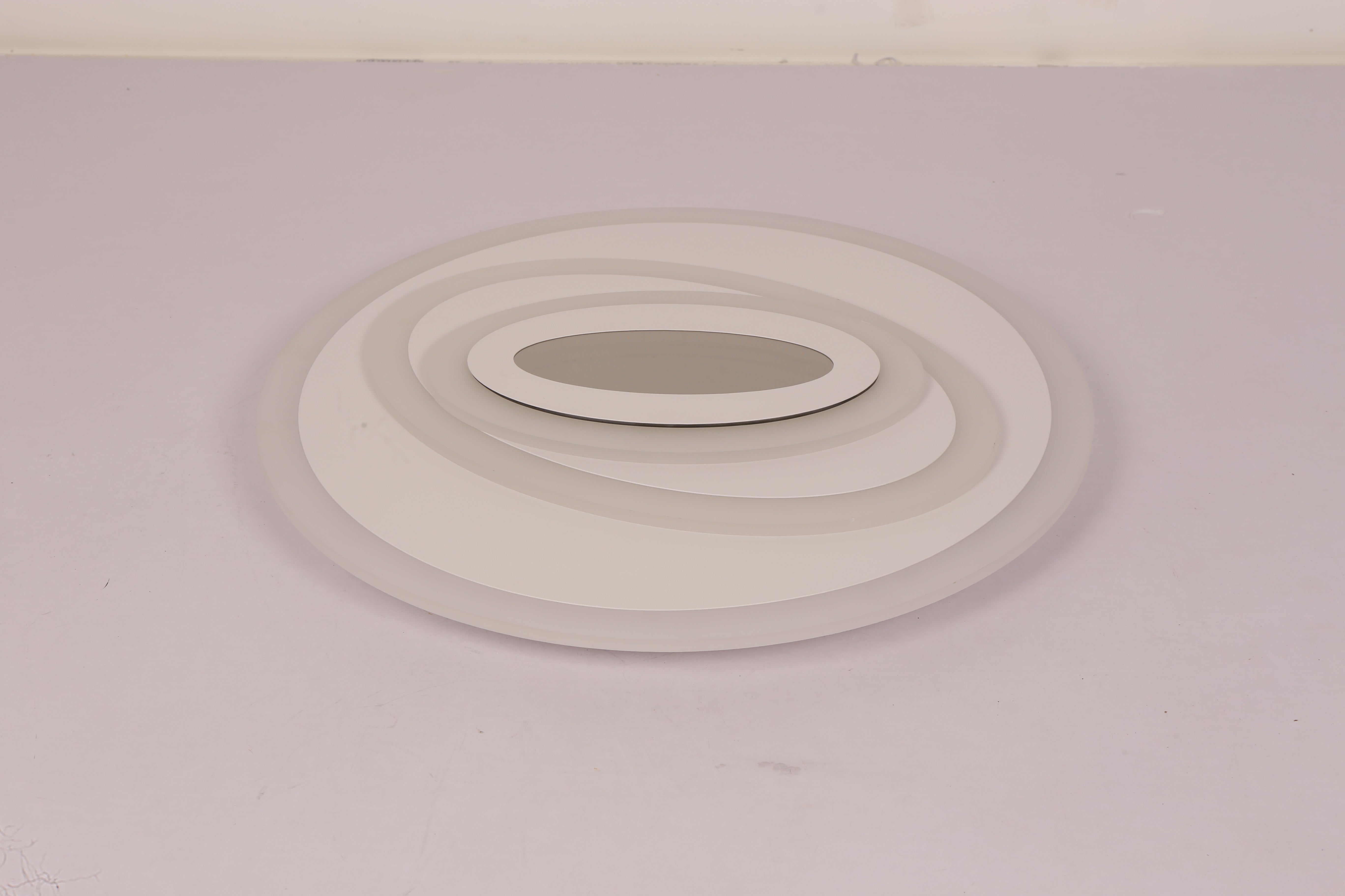 Plafoniera LED 3D cu inele concentrice din acril, vedere laterala fara iluminare, design compact