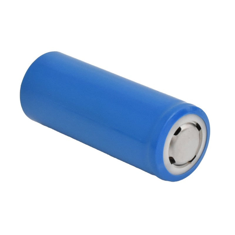 Acumulator Li-ion 26650 reincarcabil, pol pozitiv metalic in prim-plan
