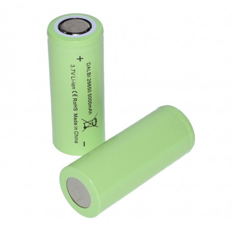 Doua acumulatoare Li-Ion 26650 3.7V asezate in pereche, capete plate la ambii poli