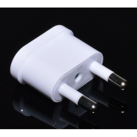 Adaptor de priza US-China la european, vedere laterala cu pini metalici reflectati pe suprafata lucioasa