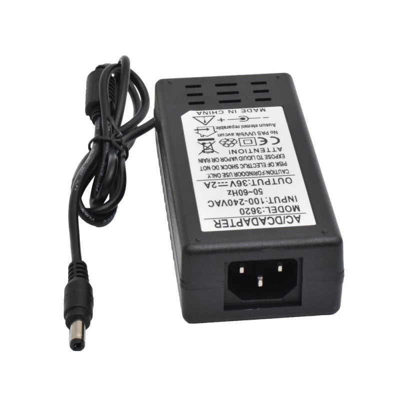 Alimentator AC/DC 36V 2A, eticheta cu specificatii tehnice si mufa de intrare IEC vizibile
