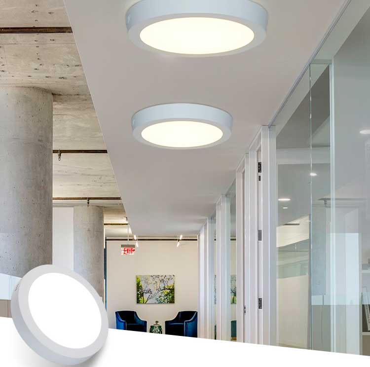 Aplica LED rotunda aparenta instalata pe tavan de birou, iluminat uniform 4000K