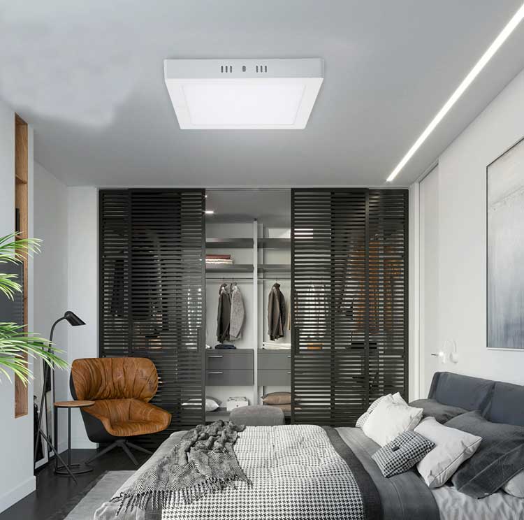 Aplica LED patrata aparenta instalata pe tavanul unui dormitor modern, lumina uniforma 4000K