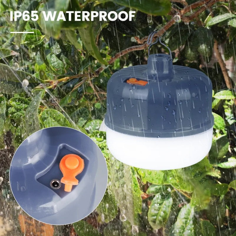 Bec LED IP65 waterproof, rezistent la ploaie, agatat pe ramura, cu detaliu port incarcare protejat