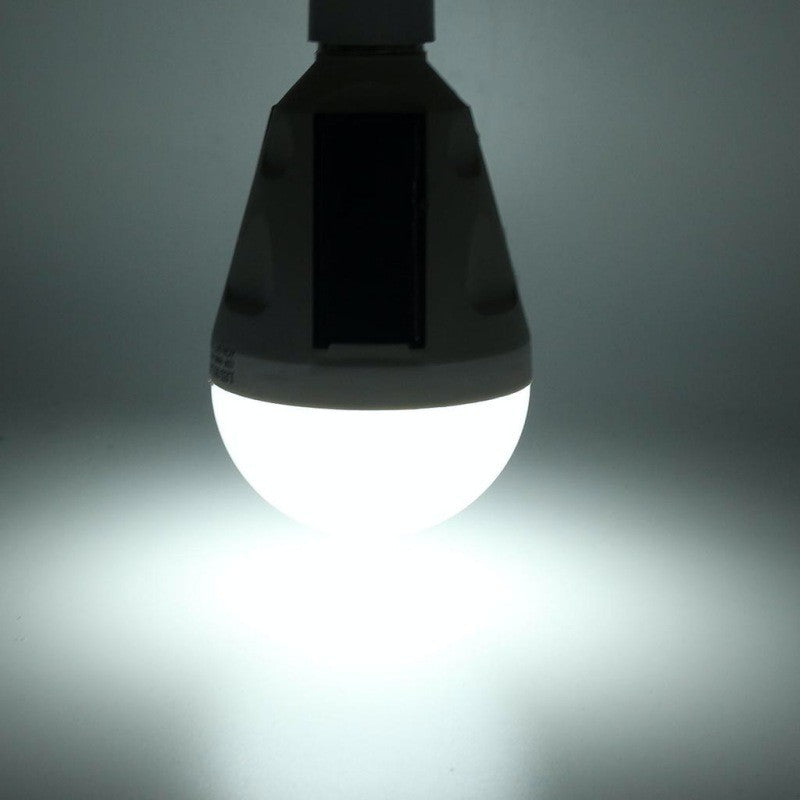 Bec LED solar 7W aprins, lumina alba rece puternica, suspendat in intuneric