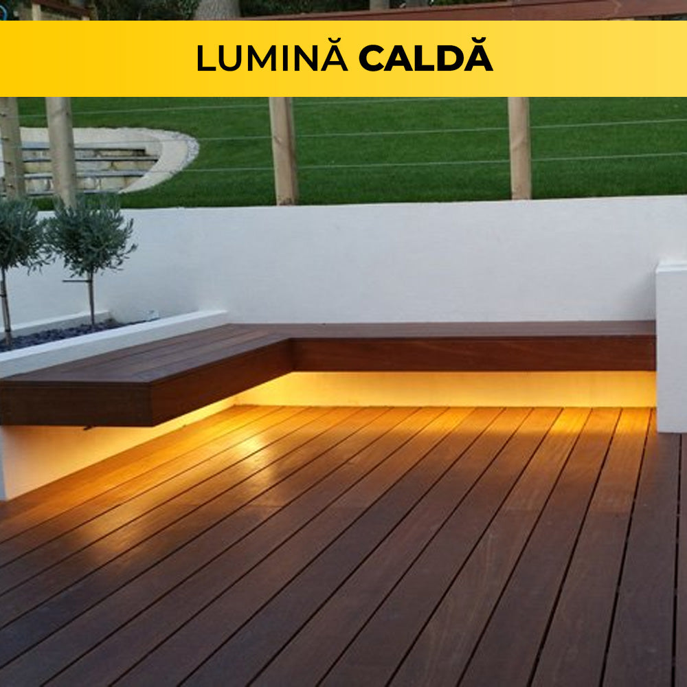 Banda LED solara cu lumina calda 3000K montata sub banca de terasa, efect ambiental decorativ