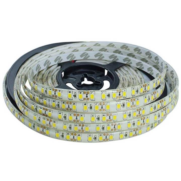 Banda LED rola desfasurata partial, chip SMD 2835 vizibil, adeziv dublu-fata pe verso