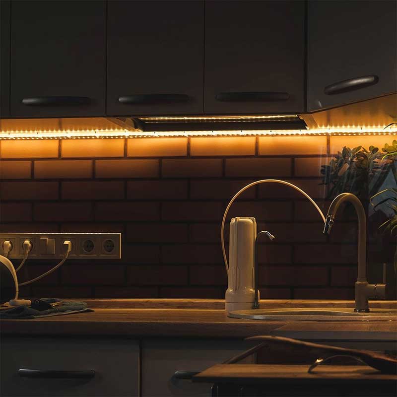 Banda LED sub mobilier de bucatarie, lumina calda uniforma pe blatul de lucru