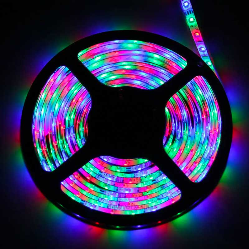 Banda LED RGB multicolor aprinsa, efecte cromatice vii pe rola, iluminat decorativ interior