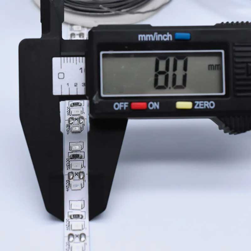 Banda LED RGB masurata cu sublerul, latime 8 mm, chip SMD2835 vizibil