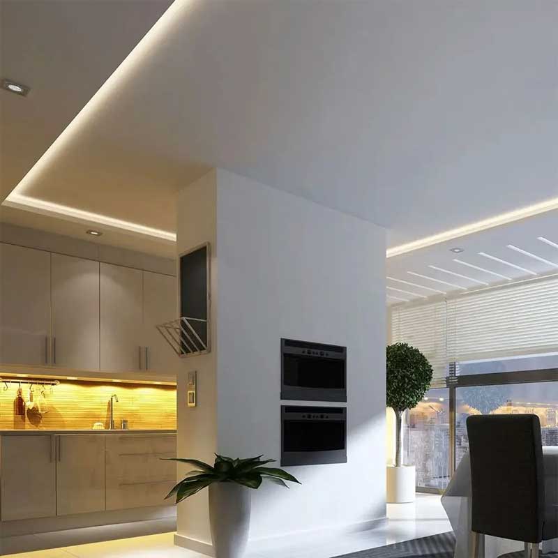 Banda LED 24V montata in tavan casetat si sub mobilier de bucatarie, iluminat indirect interior