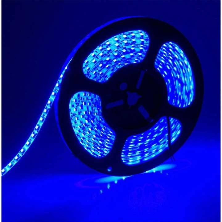 Banda LED albastra aprinsa pe rola, lumina intensa si uniforma, efect decorativ ambiental