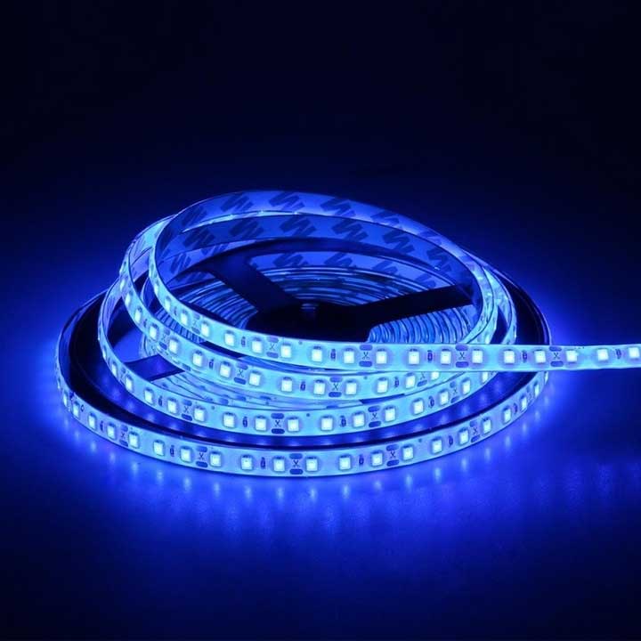 Banda LED albastra desfasurata partial, lumina albastra continua fara puncte moarte, 12V DC