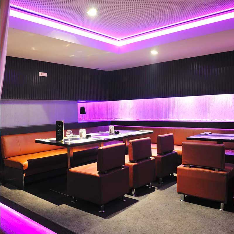 Banda LED COB RGB pentru iluminat ambiental violet in spatiu comercial cu tavan casetat