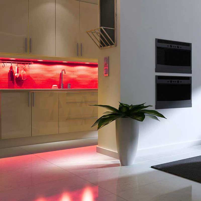 Banda LED COB RGB montata sub blat de bucatarie cu iluminat rosu ambiental si pe pardoseala