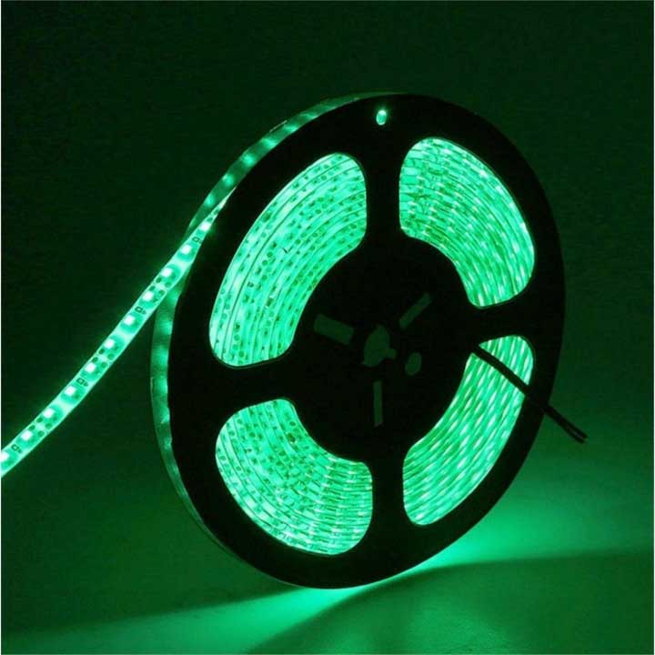 Banda LED verde aprinsa pe rola, lumina intensa si uniforma, 12V DC