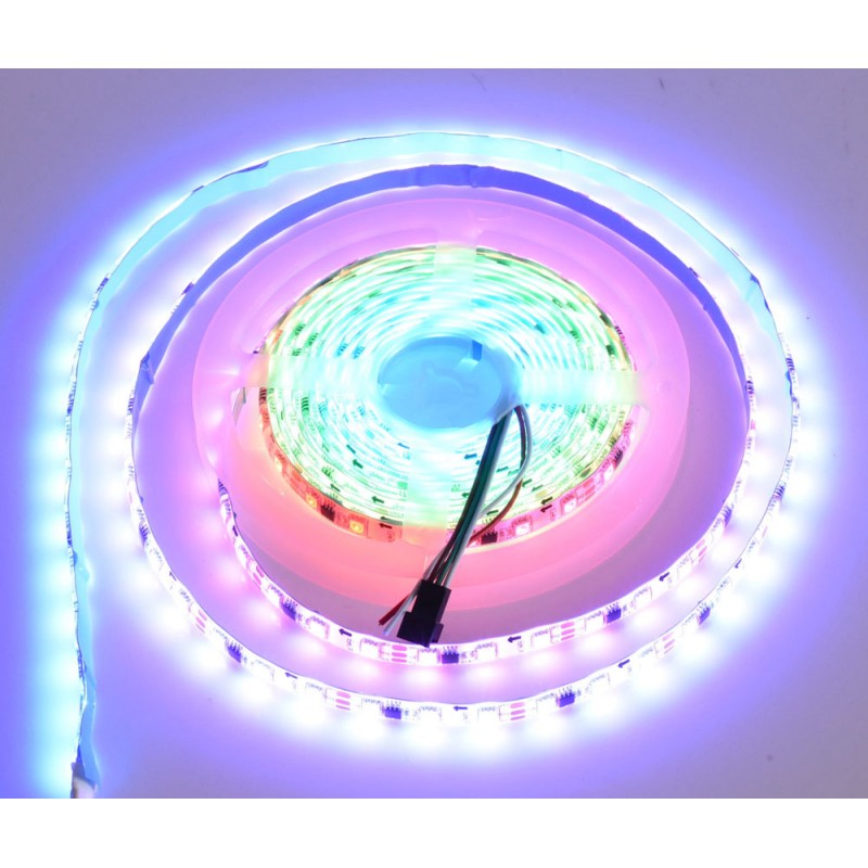 Rola banda LED RGB cu efect albastru-mov si gradient multicolor vizibil pe toata lungimea