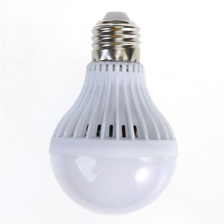 Bec LED E27 9W vazut din lateral, aripioare de racire din aluminiu vizibile