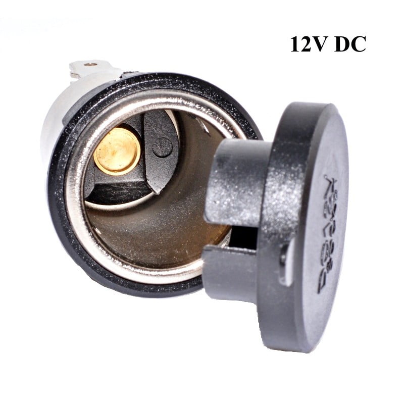 Priza bricheta 12V DC cu capac deschis, interior contact central din alama vizibil