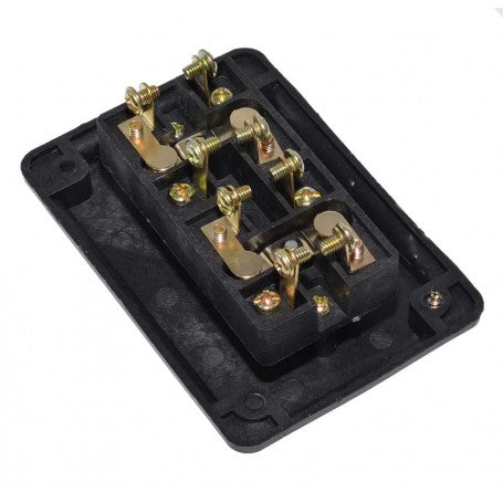 Interior cutie de comanda cu terminale din alama si suruburi pentru conexiuni electrice stabile