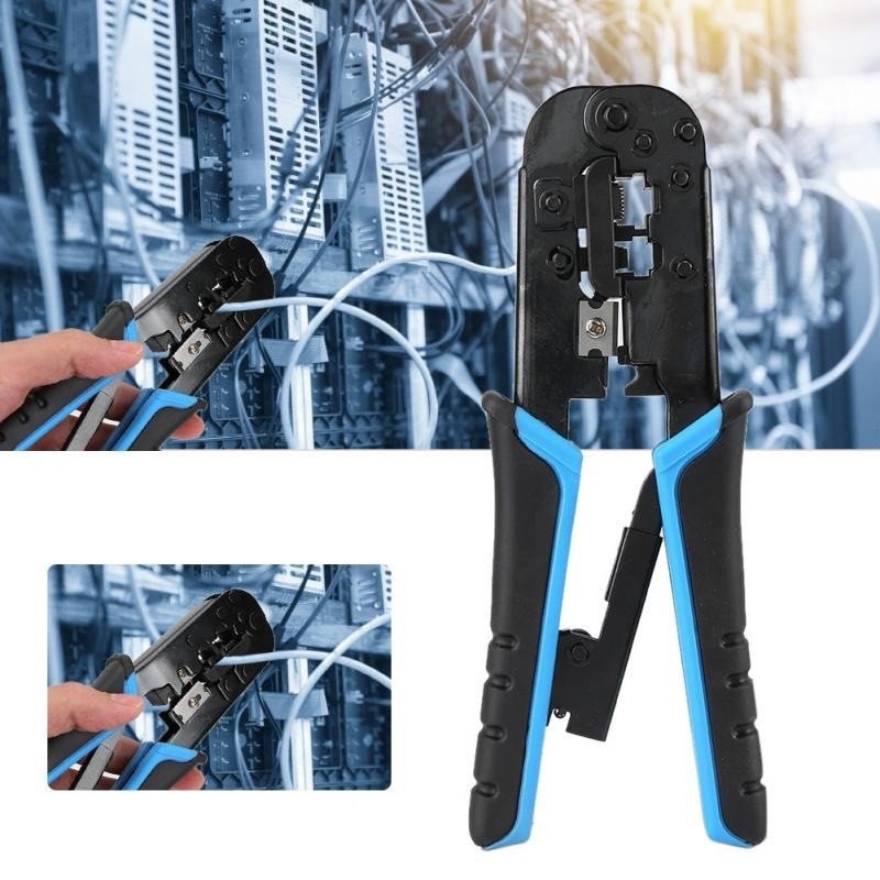 Cleste sertizat profesional RJ45 in utilizare, fundalul unui rack de retea cu cabluri