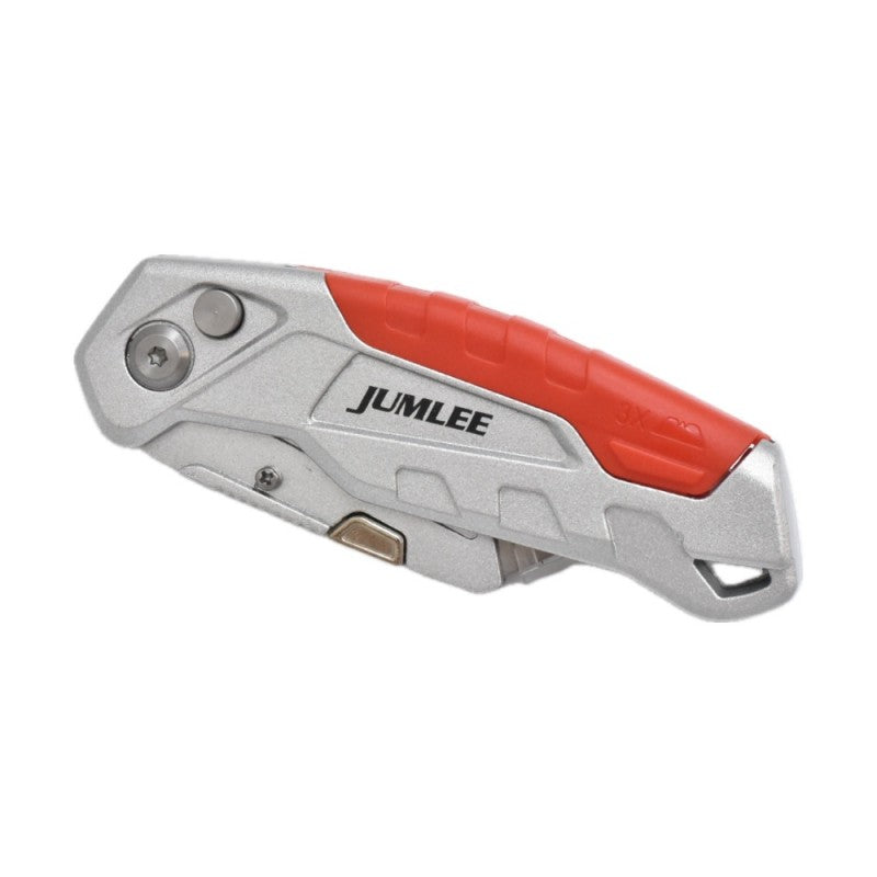 Cutter pliabil din metal in pozitie inchisa, maner ergonomic rosu, clip de buzunar vizibil