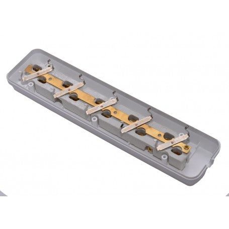 Cap prelungitor 5 prize Schuko, vedere interior cu borne de alama si structura de conectare