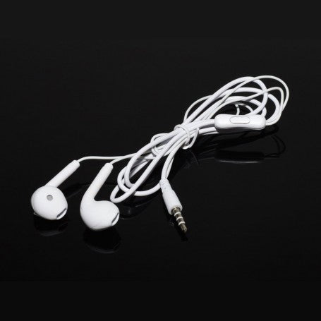 Casti in-ear albe cu jack 3.5mm pe fundal negru, detaliu mufa si fir cu microfon