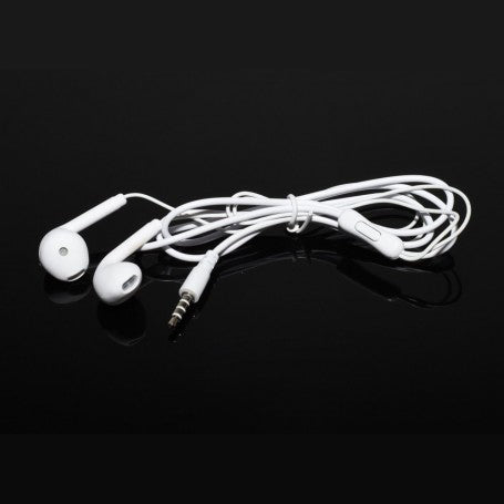 Casti in-ear albe cu fir 130cm si microfon integrat, vedere de ansamblu pe fundal negru