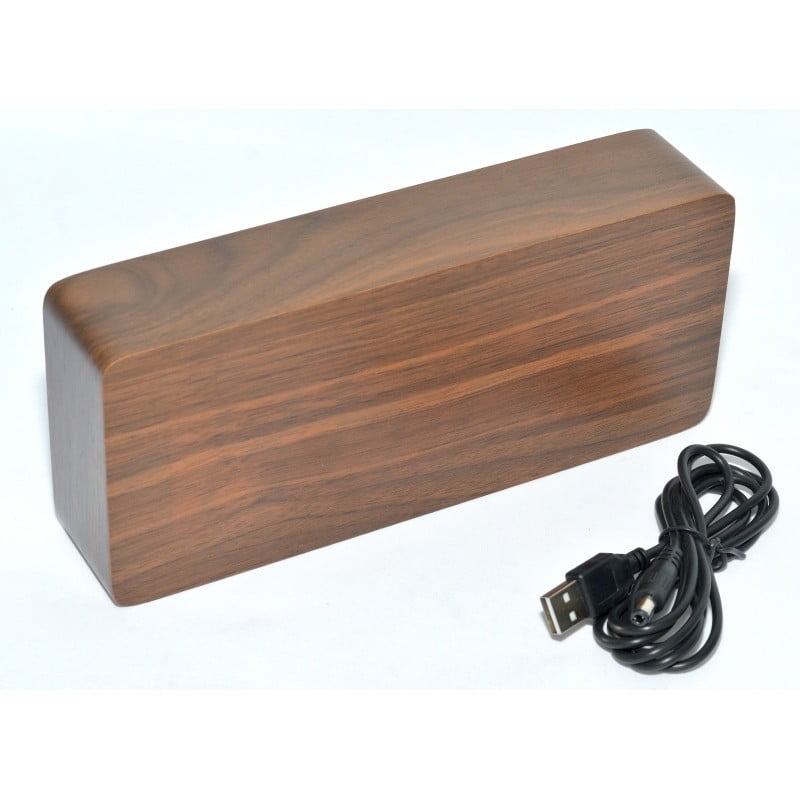Ceas digital din lemn maro cu cablu USB inclus, vedere laterala fara afisaj