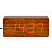 Ceas digital LED rosu cu carcasa din lemn maro, afisaj ora clar, alimentare USB, lungime 21 cm