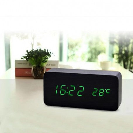 Ceas digital din lemn negru cu LED verde pe birou, afisand ora si temperatura