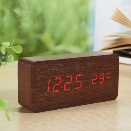 Ceas digital din lemn pe birou, afisaj LED rosu cu ora si temperatura 29°C