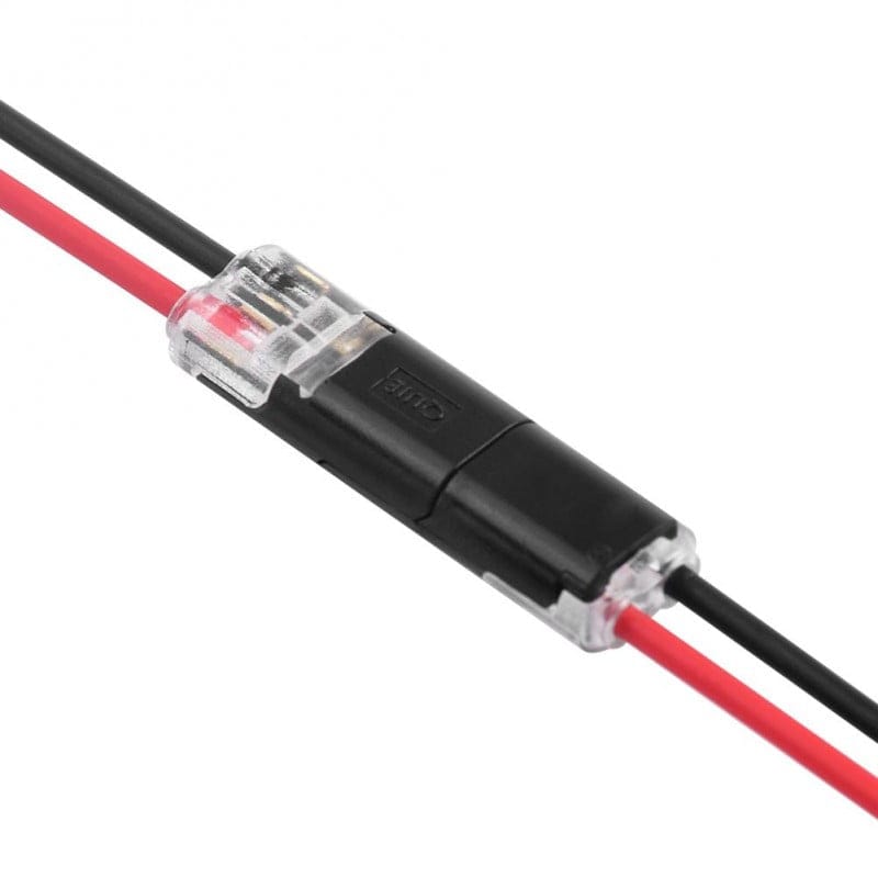Conector rapid 2 pini asamblat pe fire negru si rosu, vedere laterala detaliata