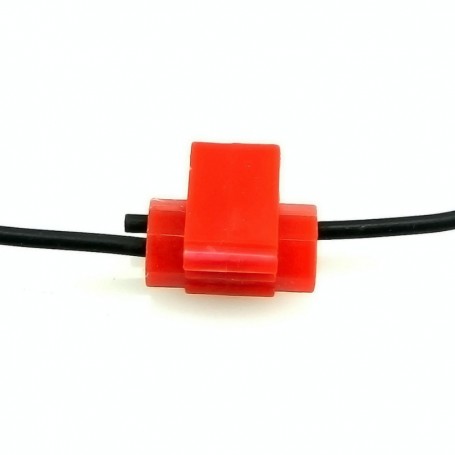 Conector rapid rosu montat pe cablu negru, conexiune electrica fara scule