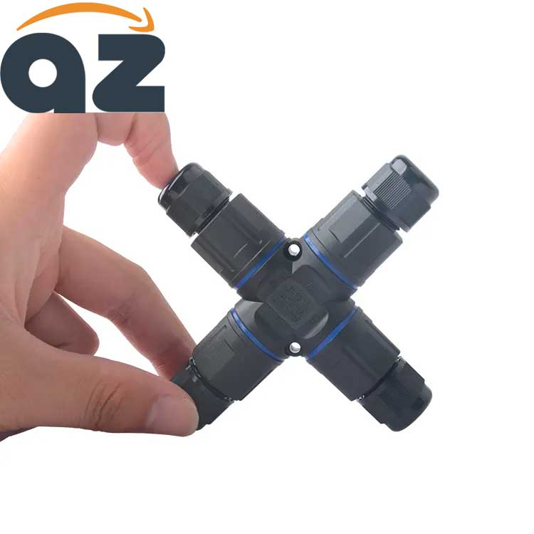 Conector impermeabil in cruce tinut in mana, dimensiuni compacte, IP68