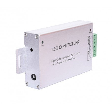 Controller RGB 12-24V 24A vedere laterala, bloc terminal surub si mufa DC 2.1mm vizibile