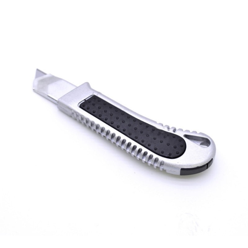 Cutter metalic cu banda anti-alunecare din cauciuc, vedere din spate cu maner ergonomic