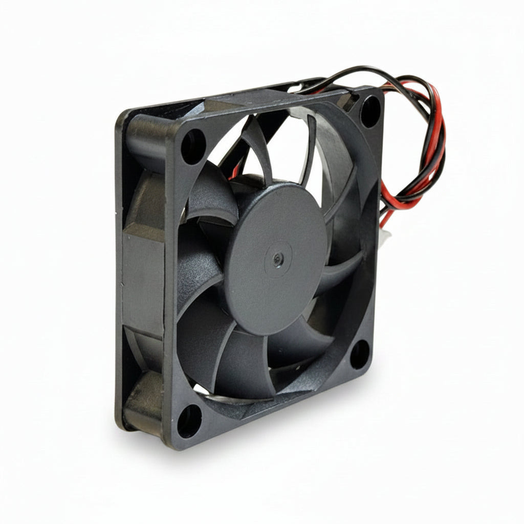 Ventilator DC cooler 60x60 mm, vedere izometrica cu pale si carcasa ABS compacta