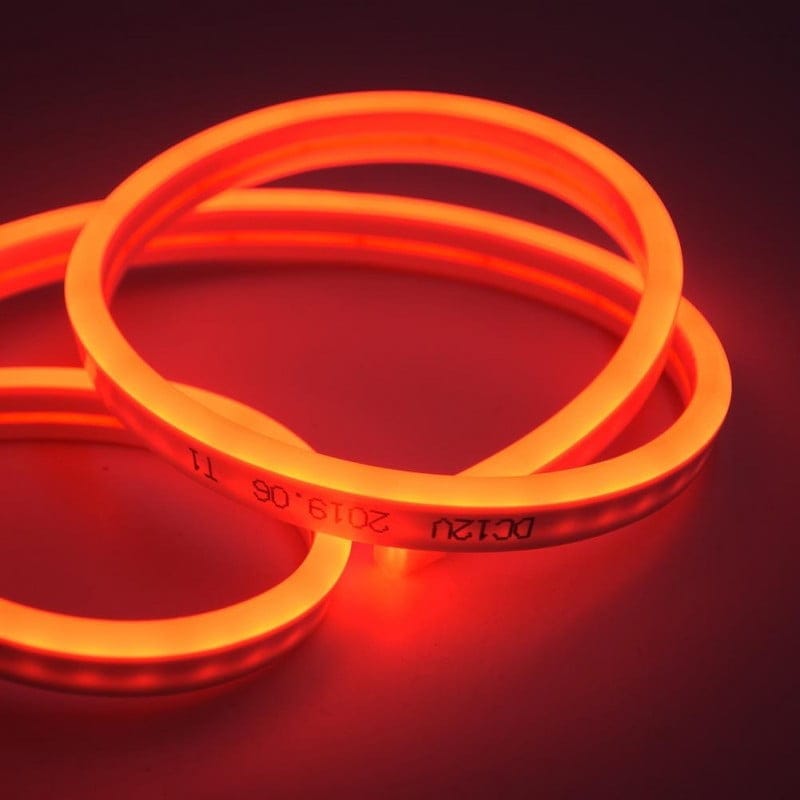 Banda neon LED rosie aprinsa 12V, detaliu inscriptionare si lumina intensa difuzata