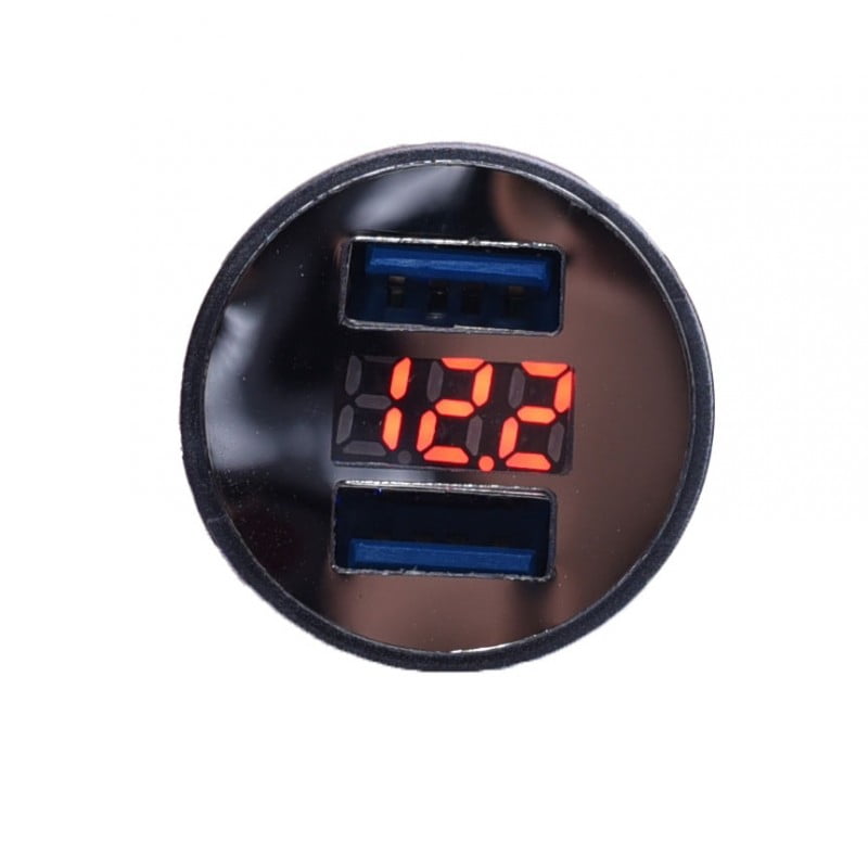 Incarcator auto USB cu display LED rosu afisand tensiunea 12.2V, doua porturi albastre vizibile frontal