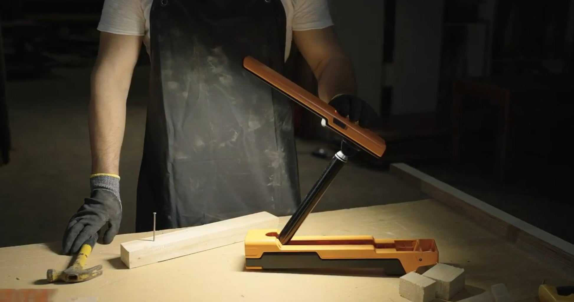 Lampa de lucru LED pe trepied stabil, utilizata in atelier de tamplarie, iluminat directionabil