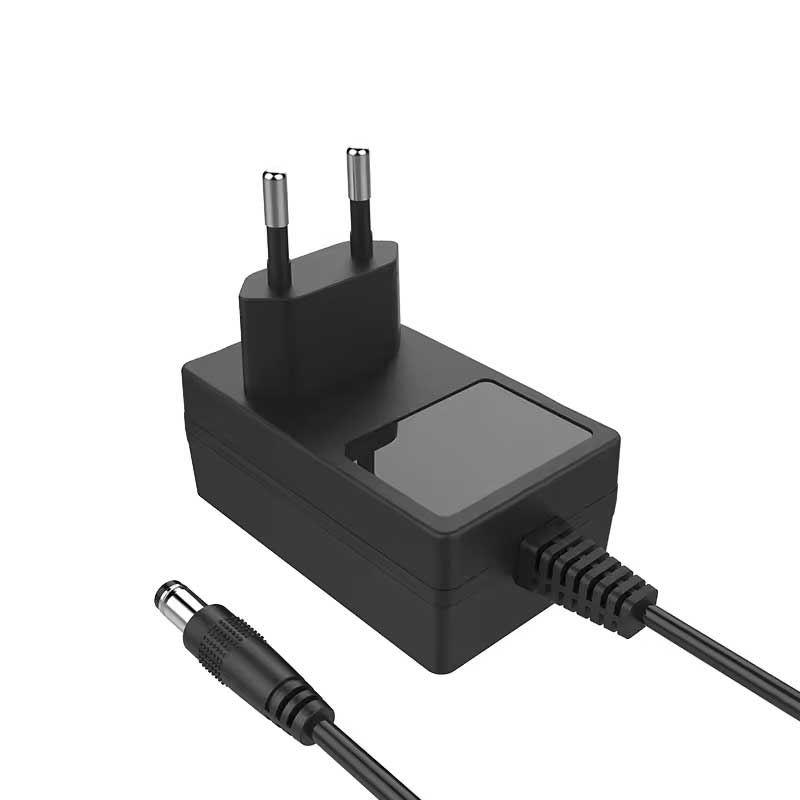 Adaptor de incarcare Li-Ion 12.6V compact, vedere din fata cu stecker EU si conector DC