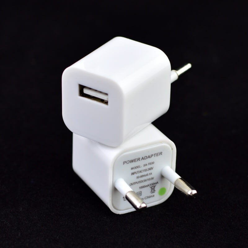 Adaptor USB de retea 5V, vedere fata si spate, specificatii tehnice vizibile pe eticheta